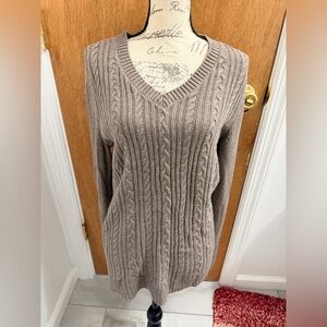 Croft & Barrow V-neck long sleeve thin cable knit sweater. Size Medium